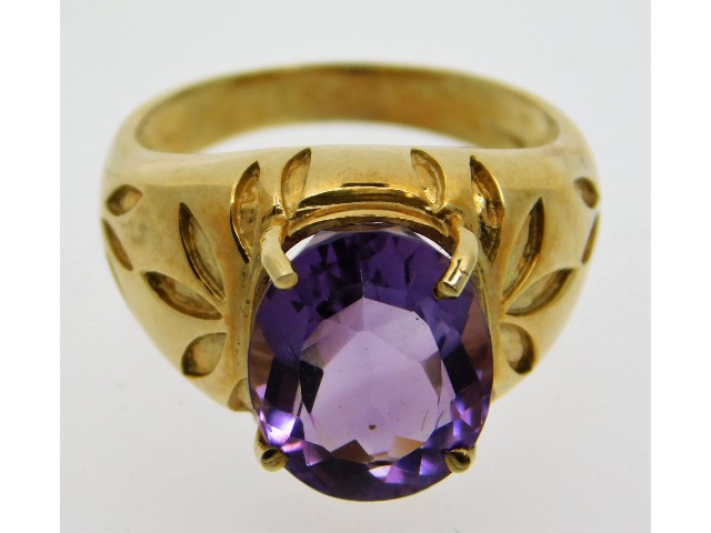 A 9ct gold ring set with amethyst, size O, 5.5g