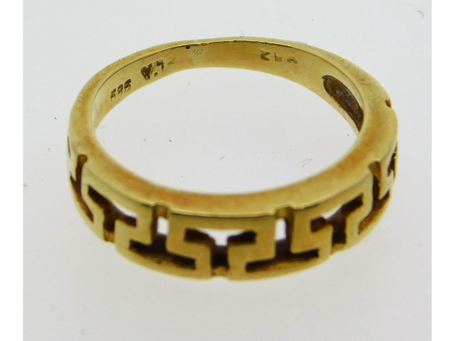A 14ct gold ring, some wear to shank, size K, 3g