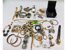 A quantity of costume jewellery items including an
