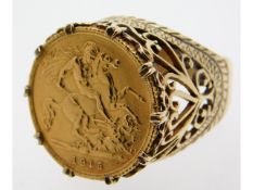 A 9ct gold mounted 1915 half sovereign ring, size