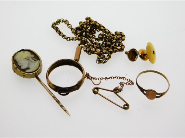 A selection of mixed yellow metal, electronically