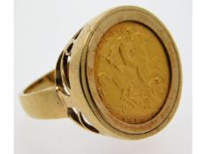 A gents half sovereign ring set with 1913 half sov