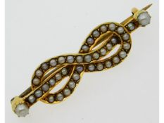 An antique 15ct gold brooch set with pearl, 37mm w