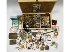 A quantity of mostly mixed costume jewellery items