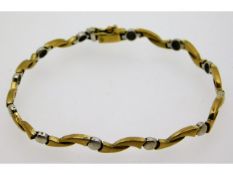 A 9ct two colour gold bracelet, 7in long, 8.4g