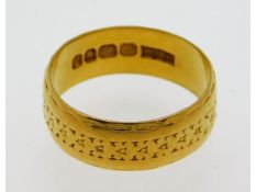 A 22ct gold band with floral decor, size Q/R, 6.59