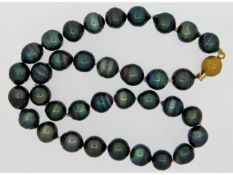 A set of Tahitian pearls with 18ct gold fixings, 1