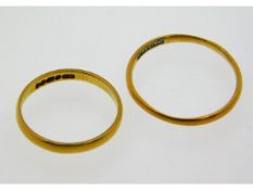 Two 22ct gold bands, size R/S & size M respectivel