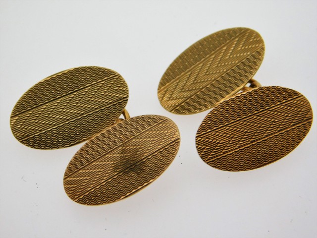 A pair of 9ct gold cufflinks with machined decor,