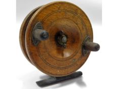 A vintage wooden & brass fishing reel, 113mm diame