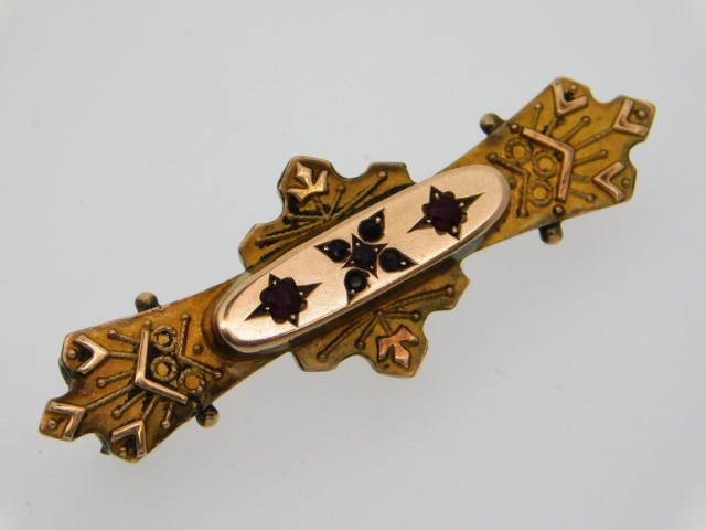 A 9ct gold brooch set with sapphire & garnet, 45mm