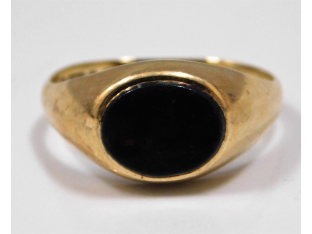 A 9ct gold signet ring set with onyx, size O/P, 2.