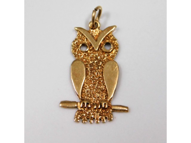 A 9ct gold owl pendant, 1.2g