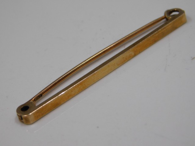 A 9ct gold bar brooch, 2.1g
