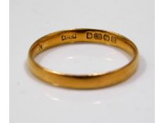 A 22ct gold band, size L/M, 1.9g