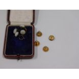 An 18ct gold collar stud 1.1g twinned with three g
