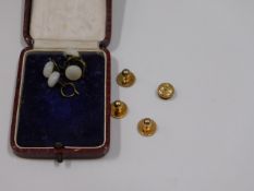 An 18ct gold collar stud 1.1g twinned with three g