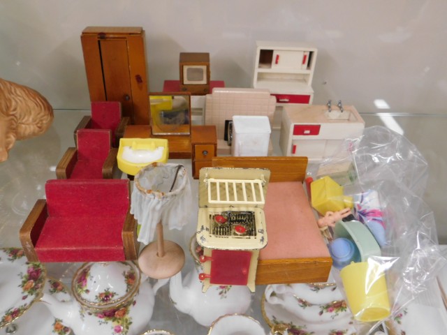 A selection of vintage 1950's dolls house furnitur