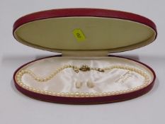 A cased set of cultured pearls with 9ct gold clasp