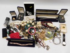 A quantity of costume jewellery items