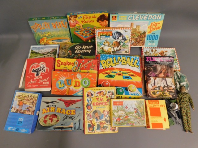 A quantity of mixed vintage games & other items