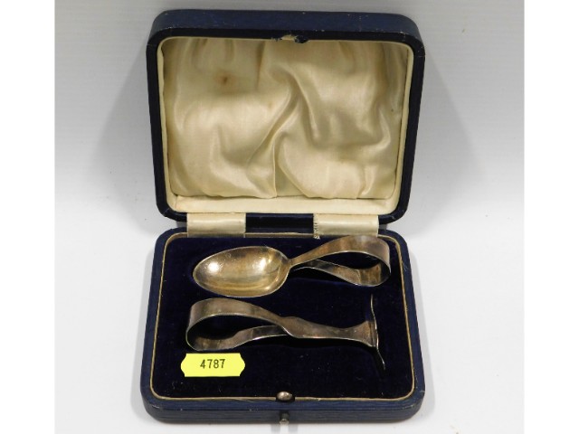 A cased Birmingham silver giving set by Levi & Sal