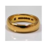 A heavy gauge 22ct gold band, 9.4g, size M/N