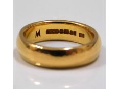 A heavy gauge 22ct gold band, 9.4g, size M/N