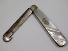 A 1915 Walker & Hall Sheffield silver button hook