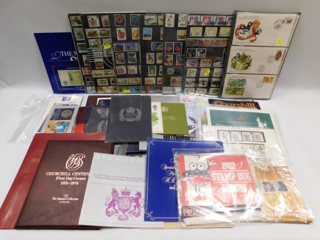 A quantity of mint stamp collectors packs & Royal