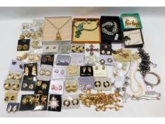 A quantity of costume jewellery