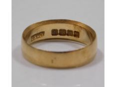 An 18ct gold band, size L/M, 4.1g