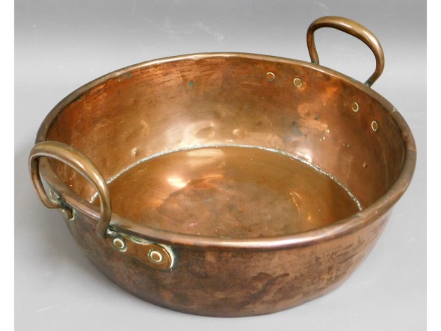 A 19thC. copper kitchen basin, 15in diameter