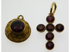 A yellow metal mounted garnet pendant 14mm, twinne