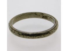 An antique platinum band, size L, 3g