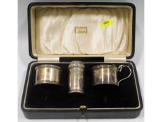 A 1938 Harrods Birmingham silver cruet set & case, one liner a/f silver weight 97.9g