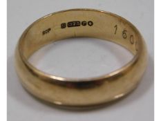 a 9ct gold band, size S/T, 5.2g