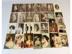 A quantity of vintage postcards including Kayser u