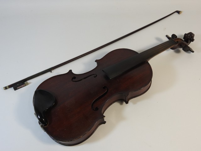 A French violin labelled Dulcis et Fortis, one pie