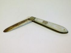 A 1910 Sheffield silver bladed mother of pearl fru