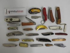 A selection of mixed pocket knives including one s