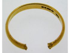 A 18ct gold band, cut, 2.7g