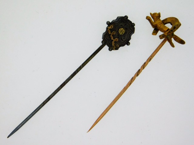 An antique 15ct gold fox tie pin, 2.06g, twinned w