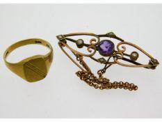 A 9ct gold brooch set with amethyst & pearl, a/f,