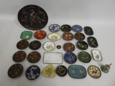 A collection of mostly Chinese enamel & cloisonné