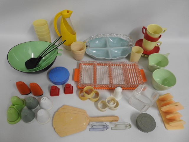 A selection of bakelite & vintage plastic kitchen