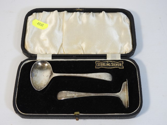 A 1933 cased Sheffield silver feeder & pusher by V