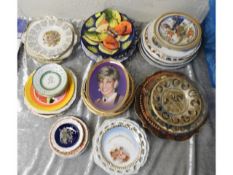 A quantity of mixed decorative ceramic plates & di