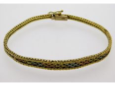 A 9ct three toned gold bracelet, 7in long, 9.7g