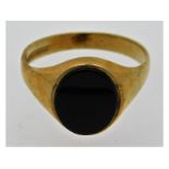 A gents 9ct gold onyx signet ring, 3.3g, size T